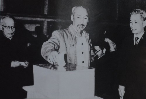 Bác Hồ bỏ lá phiếu bầu cử tại Hà Nội năm 1960. (Ảnh tư liệu trên Inter)