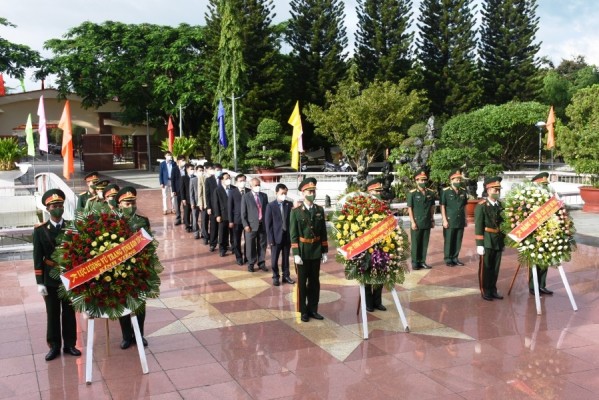 Lãnh đạo tỉnh dâng hương tưởng niệm anh hùng liệt sĩ nhân Ngày Thương binh - Liệt sĩ