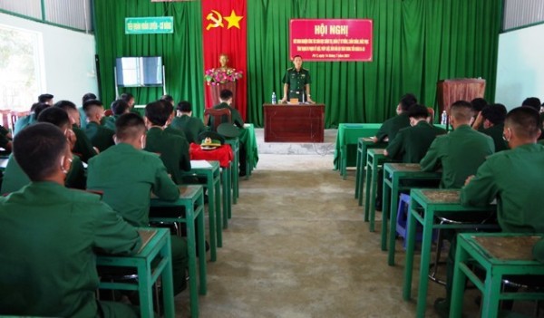 Đại tá Lê Minh Chính, Chính uỷ BĐBP tỉnh phát biểu tại buổi sinh hoạt của Tiểu đoàn Huấn luyện-Cơ động
