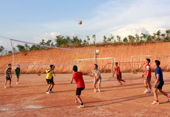 Thanh niên xã Đăk Môn, huyện Đăk Glei chơi bóng chuyền. Ảnh: QĐ