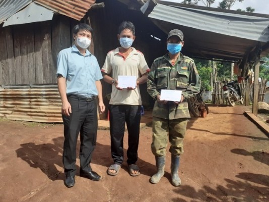 Trao kinh phí hỗ trợ cho 02 hộ gia đình A Minh và A Khúc tại thôn Kon Pao Kơ La, xã Đăk Pxy