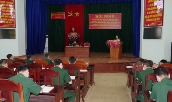 Đại tá Dương Thế Võ, Tỉnh uỷ viên, Chỉ huy trưởng BĐBP tỉnh phát biểu tại hội nghị.