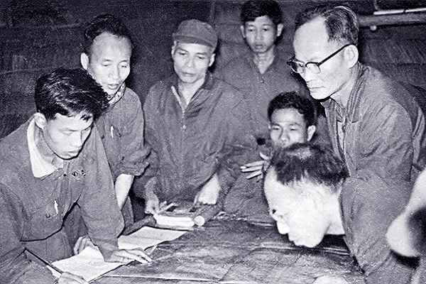 Bộ chỉ huy chiến dịch Bắc Tây Nguyên họp bàn kế hoạch tác chiến. Đồng chí Hoàng Minh Thảo (ngoài cùng bên phải) Ảnh tư liệu