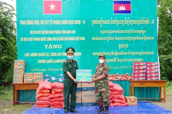 Đại tá Lê Thanh Tùng, Phó Chỉ huy trưởng Nghiệp vụ trao quà cho Tiểu khu Quân sự tỉnh Rattanakiri, Vương quốc Campuchia