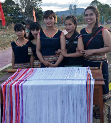 Các cô gái Bahnar trong trang phục truyền thống, trưng bày sản phẩm địa phương tại Ngày hội Văn hóa các dân tộc huyện Kon Rẫy
