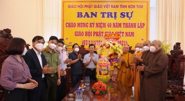 Lãnh đạo tỉnh tặng hoa chúc mừng Ban Trị sự GHPG Việt Nam tỉnh
