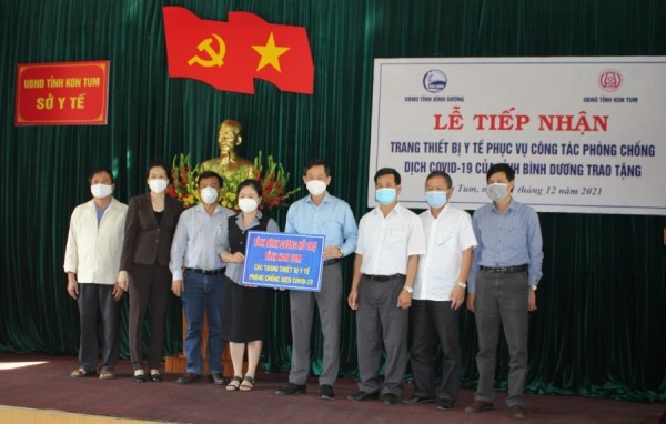 Đại diện lãnh đạo tỉnh Bình Dương trao trang thiết bị y tế phòng, chống dịch COVID-19 cho đại diện lãnh đạo tỉnh Kon Tum
