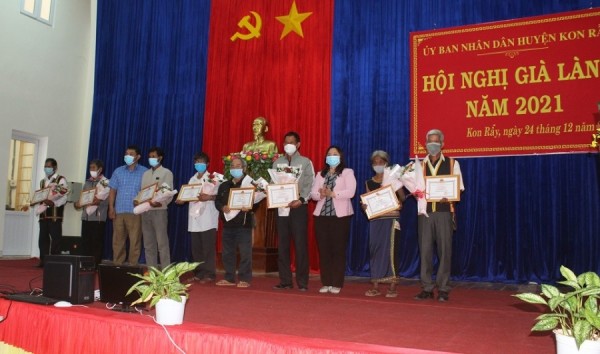 UBND huyện Kon Rẫy khen thưởng 11 già làng tiêu biểu có thành tích xuất sắc trong công tác củng cố, xây dựng khối đại đoàn kết dân tộc năm 2021. (ảnh: baokontum.com.vn)