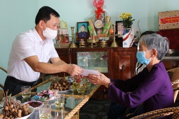 Bí thư Tỉnh ủy và đoàn công tác thăm, chúc Tết gia đình bà Huỳnh Thị Bảy