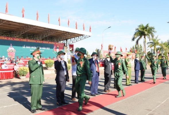 Bí thư Tỉnh uỷ Dương Văn Trang và các đại biểu động viên, khích lệ tinh thần các tân binh lên đường nhập ngũ