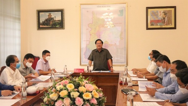 Đồng chí Chủ tịch UBND tỉnh Lê Ngọc Tuấn phát biểu tại cuộc họp. Ảnh: DN