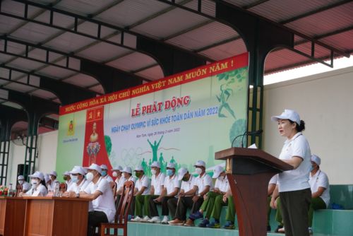 Đồng chí Đại tá Trần Thị Thu Phước – Phó Giám đốc Công an tỉnh phát biểu tại Lễ phát động Ngày chạy Olympic vì sức khỏe toàn dân năm 2022