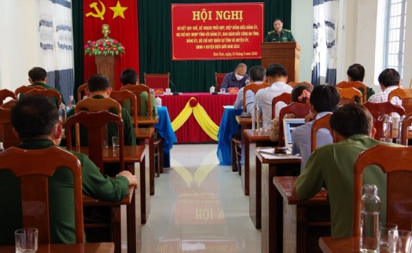 Đại tá Lê Minh Chính, Bí thư Đảng uỷ, Chính uỷ BĐBP tỉnh phát biểu tại Hội nghị.