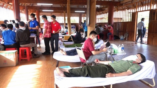 Các đoàn viên thanh niên tham gia hiến máu tình nguyện