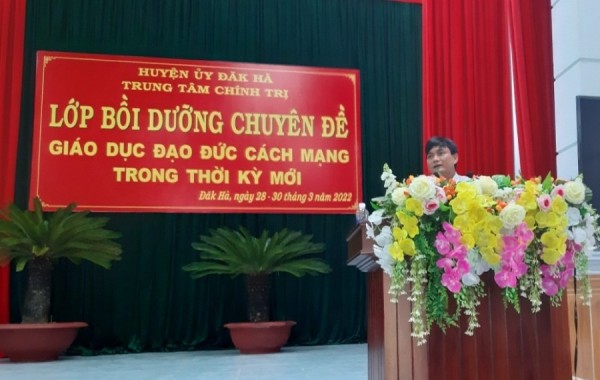 Đồng chí Chu Văn Hiền - UVBTV, Trưởng Ban Tuyên giáo kiêm Giám đốc Trung tâm Chính trị huyện khai mạc lớp học
