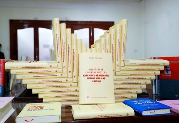 Cuốn sách “Một số vấn đề lý luận và thực tiễn về chủ nghĩa xã hội và con đường đi lên chủ nghĩa xã hội ở Việt Nam”. (Ảnh: Phương Hoa/TTXVN)