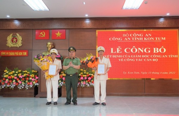 Đồng chí Đại tá Nguyễn Hồng Nhật – Giám đốc Công an tỉnh trao Quyết định và tặng hoa chúc mừng đồng chí Thượng tá Lê Phước Hòa và đồng chí Thượng tá Lê Sỹ Tài
