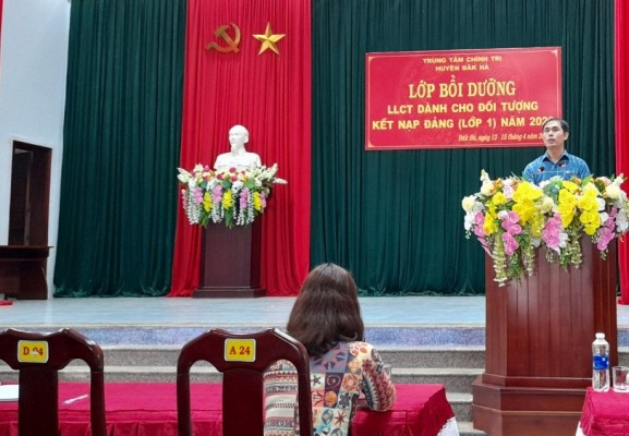 Đồng chí Lưu Duy Khanh, PBT Huyện uỷ phát biểu tại buổi khai mạc lớp học