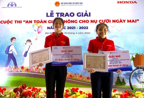 Hai HS của Kon Tum là Nguyễn Võ Trà My (lớp 8I, Trường THCS Nguyễn Sinh Sắc) và Nguyễn Ngọc Quỳnh Hoa (lớp 9, Trường TH-THCS Trường Sa, TP. Kon Tum) đã xuất sắc đạt giải Nhì tại Cuộc thi“ATGT cho nụ cười ngày mai” năm học 2021-2022. (ả