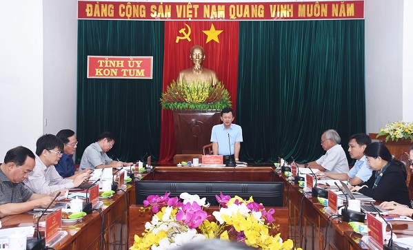 Đồng chí Bí thư Tỉnh ủy Dương Văn Trang chủ trì buổi làm việc trực tuyến với Ban Thường vụ Huyện ủy Tu Mơ Rông. Ảnh: PN