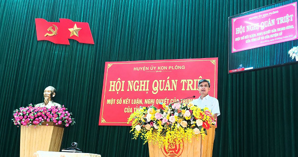 Đồng chí Đào Duy Khánh, TUV, Bí thư Huyện ủy, Chủ tịch HĐND huyện phát biểu tại hội nghị