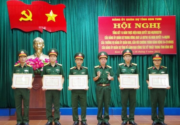 Đảng uỷ Quân sự tỉnh khen thưởng các tập thể, cá nhân tại Hội nghị.