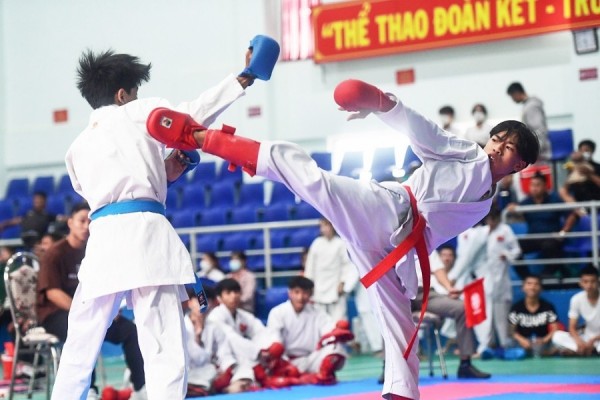 Đấu đối kháng cá nhân nam Karate diễn ra quyết liệt (trong khuôn khổ Đại hội Thể dục Thể thao tỉnh Kon Tum lần thứ VII - năm 2022). (ảnh: baokontum.com.vn)