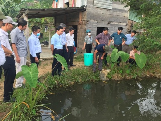 Bí thư Tỉnh ủy Dương Văn Trang thăm mô hình nuôi, sản xuất cá niêng thương phẩm của hộ gia đình anh A Tông ở thôn Vác Y Nhông, xã Đăk Ring. (ảnh: baokontum.com.vn)