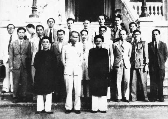 Chủ tịch Hồ Chí Minh đã mời cụ Huỳnh Thúc Kháng (hàng đầu, bên phải) tham gia Chính phủ lâm thời nước Việt Nam Dân chủ Cộng hòa, 1946 (ẢNH: T.L)
