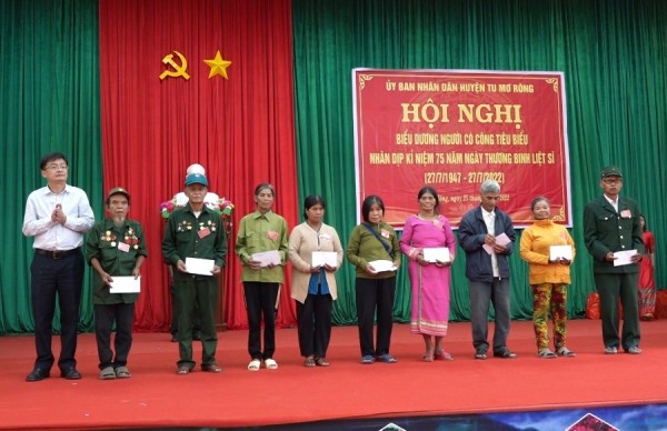 Đồng chí Nguyễn Thế Hải tặng quà cho người có công tiêu biểu của huyện Tu Mơ Rông