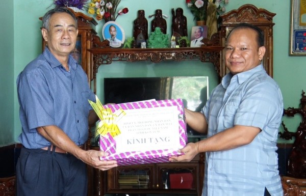 Đồng chí Ka Ba Thành, Bí thư Huyện ủy Đăk Hà thăm, tặng quà cho CCB Bùi Duy Tân tại TDP 2, thị trấn Đăk Hà