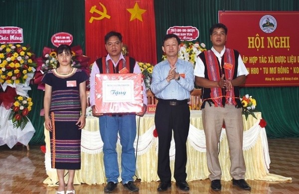Đồng chí Bí thư Tỉnh ủy Dương Văn Trang tặng quà Hợp tác xã Dược liệu Du lịch Ngọc Linh H80 dịp thành lập HTX (ảnh: baokontum.com.vn)