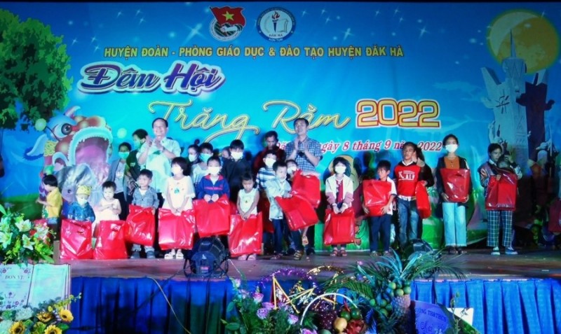 Huyện Đăk Hà tổ chức vui Trung thu và tặng 125 suất quà Tết Trung thu cho thiếu nhi có hoàn cảnh khó khăn (ảnh: baokontum.com.vn)