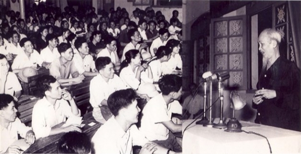 Chủ tịch Hồ Chí Minh đến thăm và giảng bài cho lớp học bồi dưỡng đảng viên mới của Đảng bộ Hà Nội, ngày 14-5-1966 - Ảnh: ditichhochiminhphuchutich.gov.vn