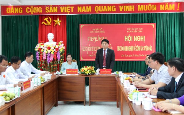 Đồng chí Huỳnh Quốc Huy, UVBTV, Trưởng Ban Tuyên giáo Tỉnh ủy Kon Tum phát biểu trong cuộc làm việc