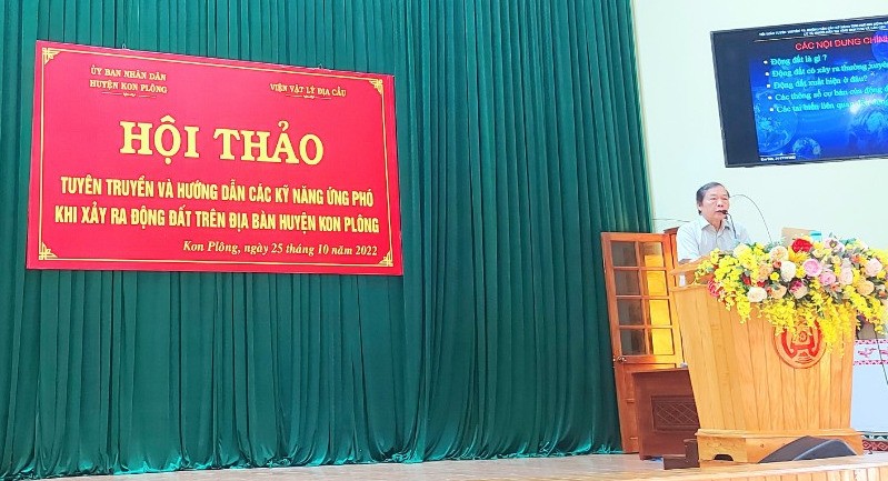 PGS, TS Nguyễn Hồng Phương, Chủ tịch HĐKH, nguyên Phó giám đốc Trung tâm Báo tin động đất & Cảnh báo sóng thần trình bày những tác động do động đất gây ra tại khu vực huyện Kon Plông trong thời gian qua