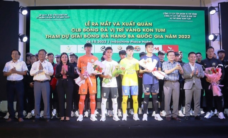 Lãnh đạo tỉnh tặng hoa chúc mừng đội bóng tại Lễ ra mắt và xuất quân CLB Bóng đá Vị Trí Vàng Kon Tum tham dự Giải Bóng đá Hạng ba Quốc gia năm 2022. (ảnh: baokontum.com.vn)