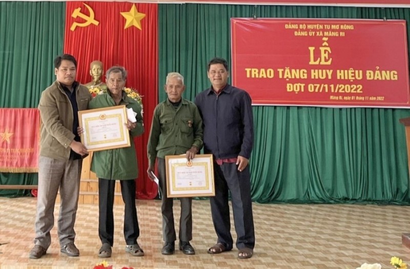 Đồng chí A Dân - Phó Bí thư Thường trực Huyện ủy trao huy hiệu 50 năm tuổi đảng cho 02 đảng viên thuộc Đảng bộ xã Măng Ri