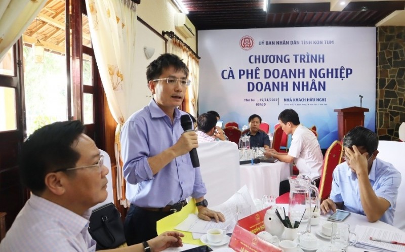 Phó Chủ tịch UBND tỉnh Nguyễn Ngọc Sâm giải đáp thắc mắc của doanh nghiệp về chủ trương thu hút đầu tư tại Chương trình Cà phê doanh nhân - doanh nghiệp tháng 11/2022, tổ chức sáng 15/11/2022. (ảnh: baokontum.com.vn)