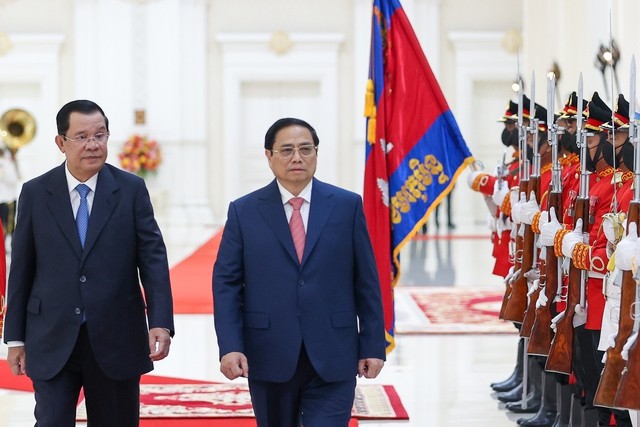 Hai Thủ tướng duyệt Đội danh dự Quân đội Campuchia - Ảnh: VGP/Nhật Bắc