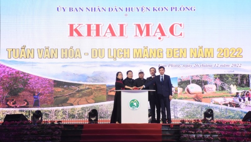 Lãnh đạo tỉnh và huyện Kon Plông nhấn nút khai mạc Tuần Văn hóa - Du lịch Măng Đen năm 2022 (ảnh: baokontum.com.vn)