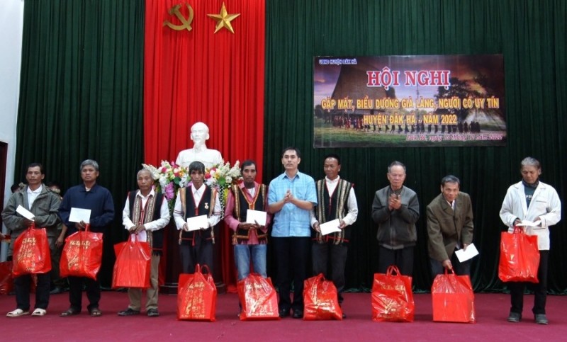Đồng chí Lưu Duy Khanh - Phó Bí thư Thường trực Huyện ủy tặng quà các già làng tiêu biểu