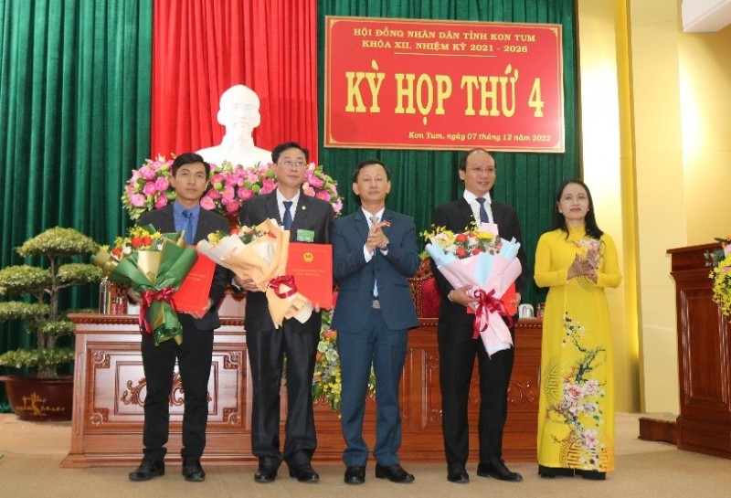 Thường trực HĐND tỉnh trao Nghị quyết và tặng hoa cho các đồng chí được bầu bổ sung và miễn nhiệm tại Kỳ họp thứ 4. (ảnh: kontum.gov.vn)