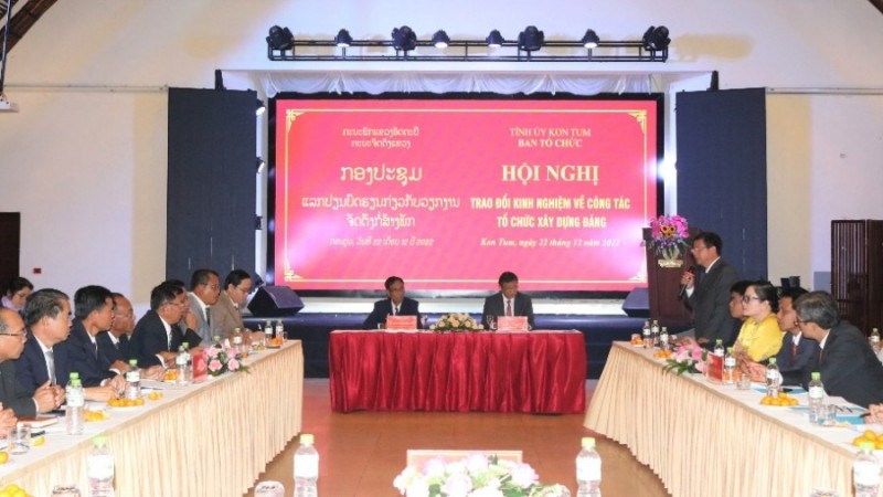 Ban Tổ chức Tỉnh uỷ 2 tỉnh Kon Tum và Attapư (Lào) trao đổi kinh nghiệm về công tác tổ chức xây dựng Đảng. (ảnh: kontum.gov.vn)