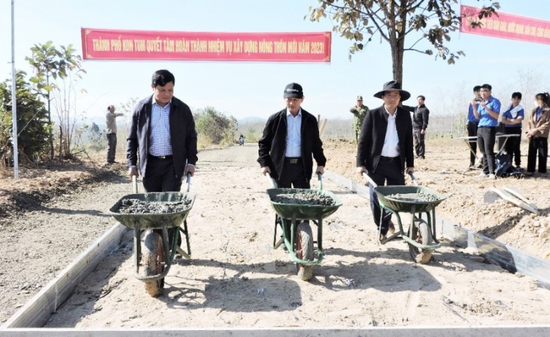 Đồng chí Bí thư Tỉnh ủy Dương Văn Trang cùng lãnh đạo thành phố tham gia đổ mẻ bê tông đầu tiên làm tuyến đường đi khu sản xuất thôn 8 (xã Đoàn Kết). Ảnh: TH