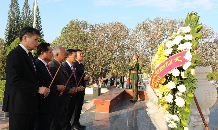 Lãnh đạo tỉnh dâng hương tại Nghĩa trang Liệt sĩ tỉnh