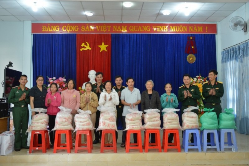 Tặng quà các gia đình chính sách xã Hoà Bình, TP. Kon Tum