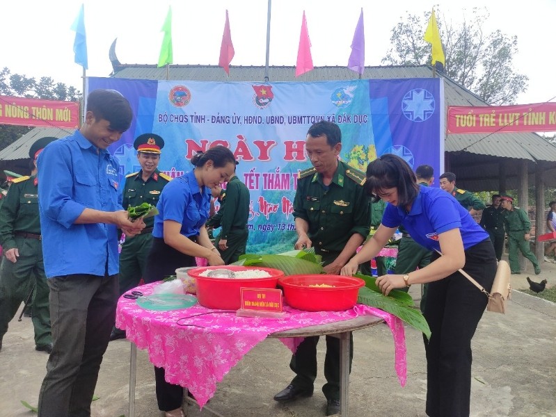 Cán bộ chiến sỹ, đoàn viên thanh niên tham gia gói Bánh chưng xanh tại thôn Nông Kon, xã Đăk Dục.