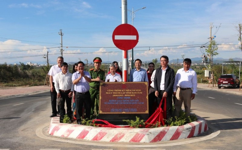 Các đại biểu thực hiện nghi thức gắn biển công trình  “Đường giao thông kết nối từ đường Hồ Chí Minh đi Quốc lộ 24”