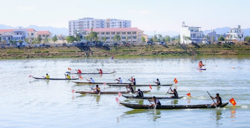 Các vận động viên tranh tài trên sông Đăk Bla